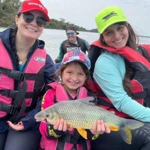 Pesca esportiva em família é destaque no Rio Paraná.